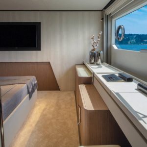8qxsj-ferrettiyachts720newmaindeck-0008-40855_800x500