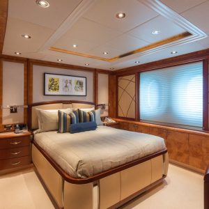 AMICA-MEA-hakvoort-yacht-charter-french-riviera 12