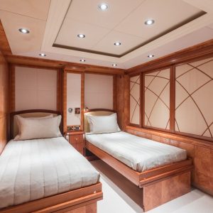 AMICA-MEA-hakvoort-yacht-charter-french-riviera 13