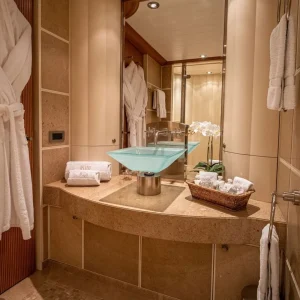 Expersea-Motor-Yacht-Kijo-twin-cabin-bathroom-2