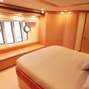Felina-Ferreti-yacht-charter-french-riviera 17
