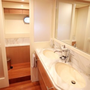 Felina-Ferreti-yacht-charter-french-riviera 21