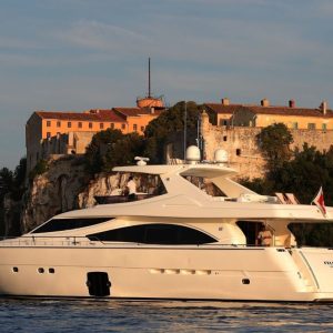 Felina-Ferreti-yacht-charter-french-riviera 5