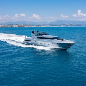 LAUREN-V-mangusta-105-yacht-charter-french-riviera1