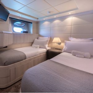 LAUREN-V-mangusta-105-yacht-charter-french-riviera24