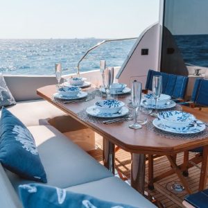 azimut-53-fly-sea-shell-dining-stern