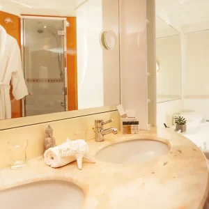 charter_motor_yacht_mochi_craft_white_fang_interior_bathroom