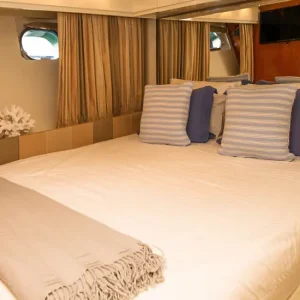 charter_motor_yacht_mochi_craft_white_fang_interior_guest_cabin