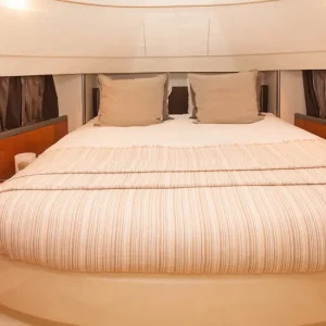charter_motor_yacht_mochi_craft_white_fang_interior_guest_cabin2