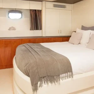 charter_motor_yacht_mochi_craft_white_fang_interior_master_cabin