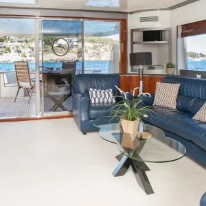 charter_motor_yacht_mochi_craft_white_fang_interior_salon