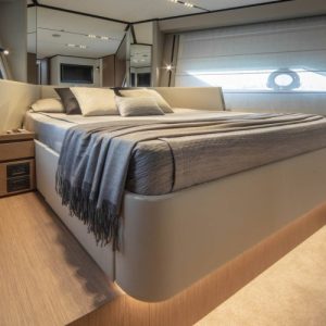irs7m-ferrettiyachts720newmaindeck-0016-40863_800x500