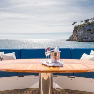 luxury-charter-yacht-benita-blue-aft-main-deck-dining-area