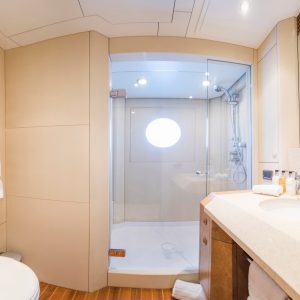 luxury-charter-yacht-benita-blue-convertible-double-twin-cabin-bathroom