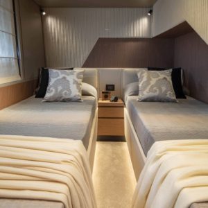 owp7t-ferrettiyachts720newmaindeck-0003-40850_800x500